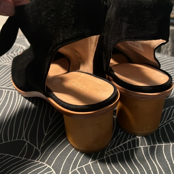 Bernardo Suede Sandals 👡 “Luna” 🌙 size 6M - Picture 8 of 9